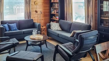 Een gezellige woonkamer met twee banken, een salontafel en een boekenkast.