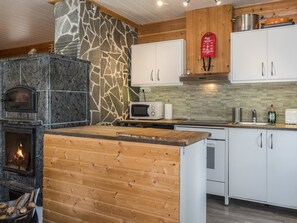 Fridge, microwave, dishwasher, cookware/dishes/utensils
