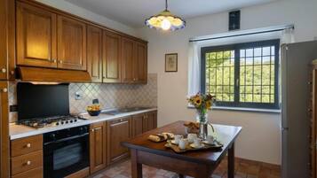 Kühlschrank, Mikrowelle, Ofen, Geschirrspüler