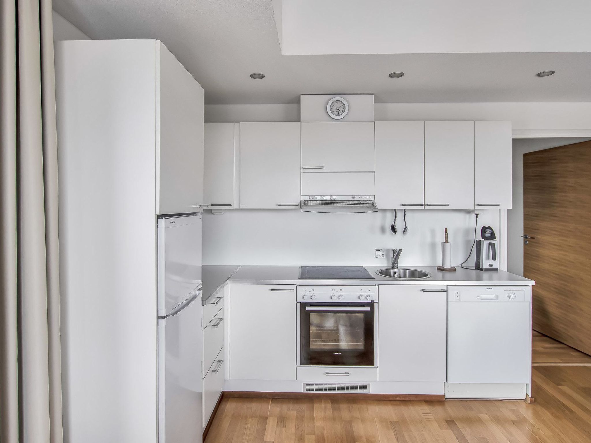 冷蔵庫、電子レンジ、食器洗い機、調理器具と食器