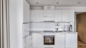 Frigorifero, microonde, lavastoviglie, pentole/stoviglie/utensili