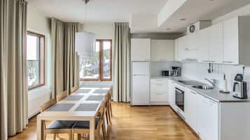 Frigorifero, microonde, lavastoviglie, pentole/stoviglie/utensili