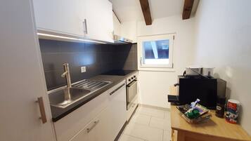 Kühlschrank, Ofen, Geschirrspüler, Wasserkocher