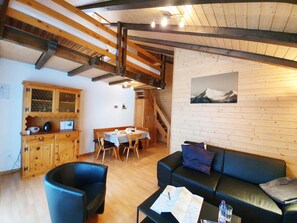 Fernseher, Kamin, DVD-Player
