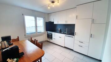 Kühlschrank, Geschirrspüler, Kochgeschirr/Geschirr/Besteck