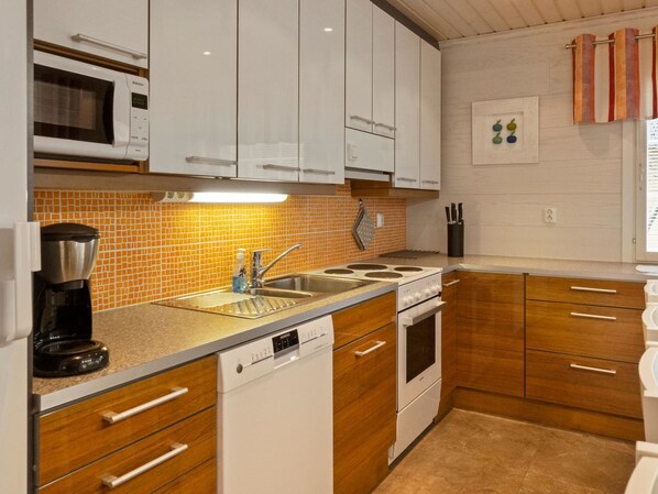 Kühlschrank, Mikrowelle, Geschirrspüler, Kochgeschirr/Geschirr/Besteck