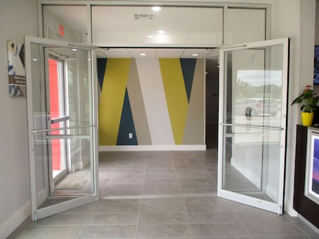 Lobby. Studio 6 Port Allen, LA - Baton Rouge I-10