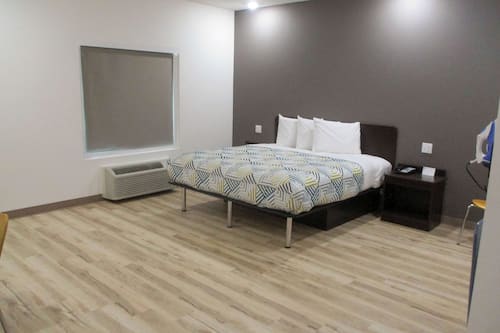 Verdunkelungsvorhänge, schallisolierte Zimmer, Bügeleisen/Bügelbrett