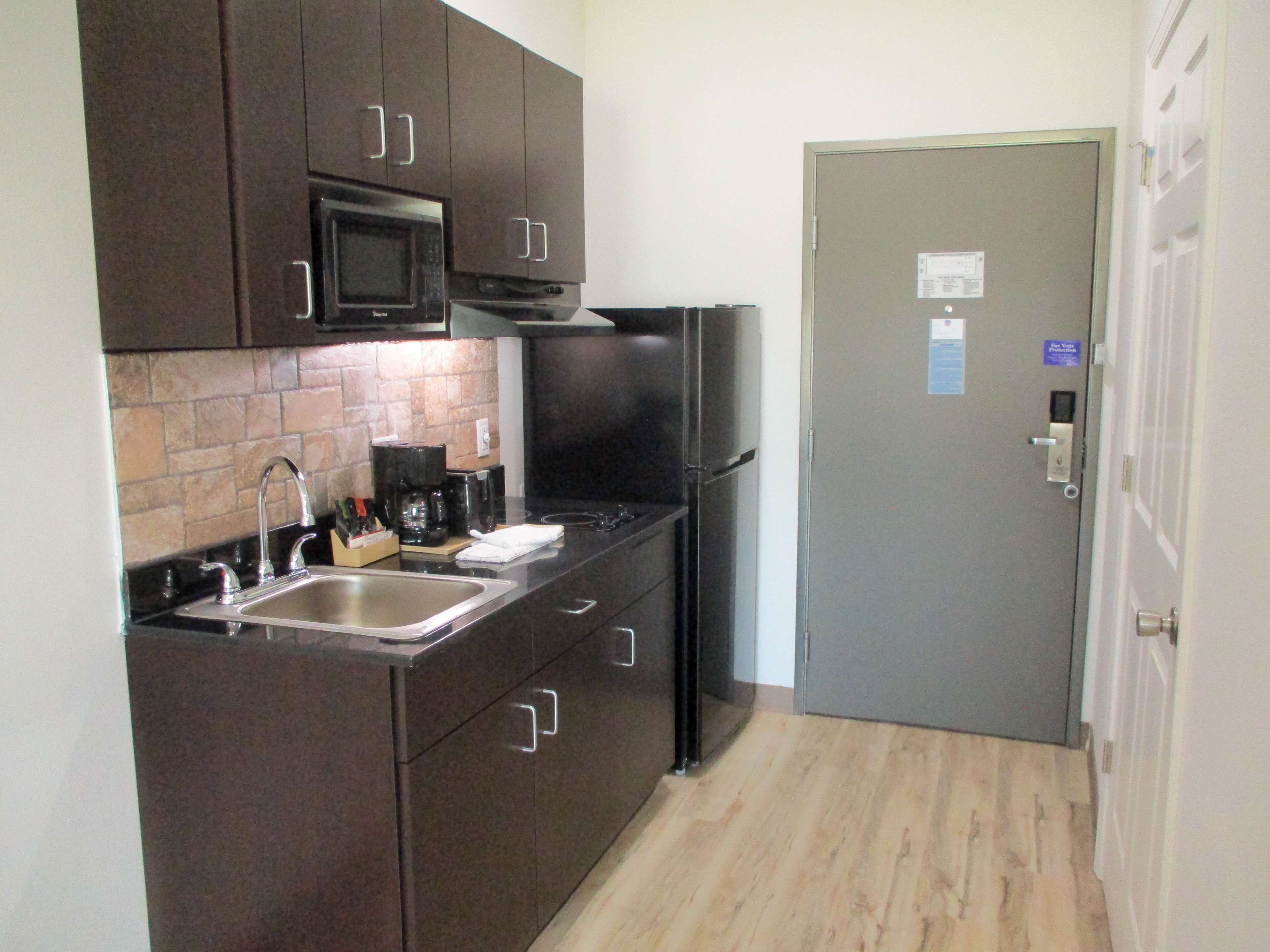 Full-size fridge, oven, stovetop, dishwasher