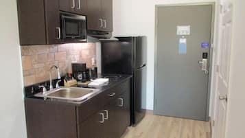 Full-size fridge, oven, stovetop, dishwasher