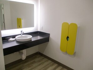 Combined shower/bathtub, towels