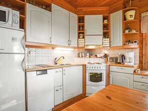 Refrigerador, microondas, lavavajillas y utensilios de cocina 