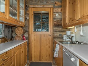 Køleskab, mikrobølgeovn, opvaskemaskine, køkkentøj/tallerkener/redskaber