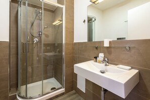 Chambre Confort Double ou avec lits jumeaux | Literie de qualité supérieure, minibar, coffres-forts dans les chambres