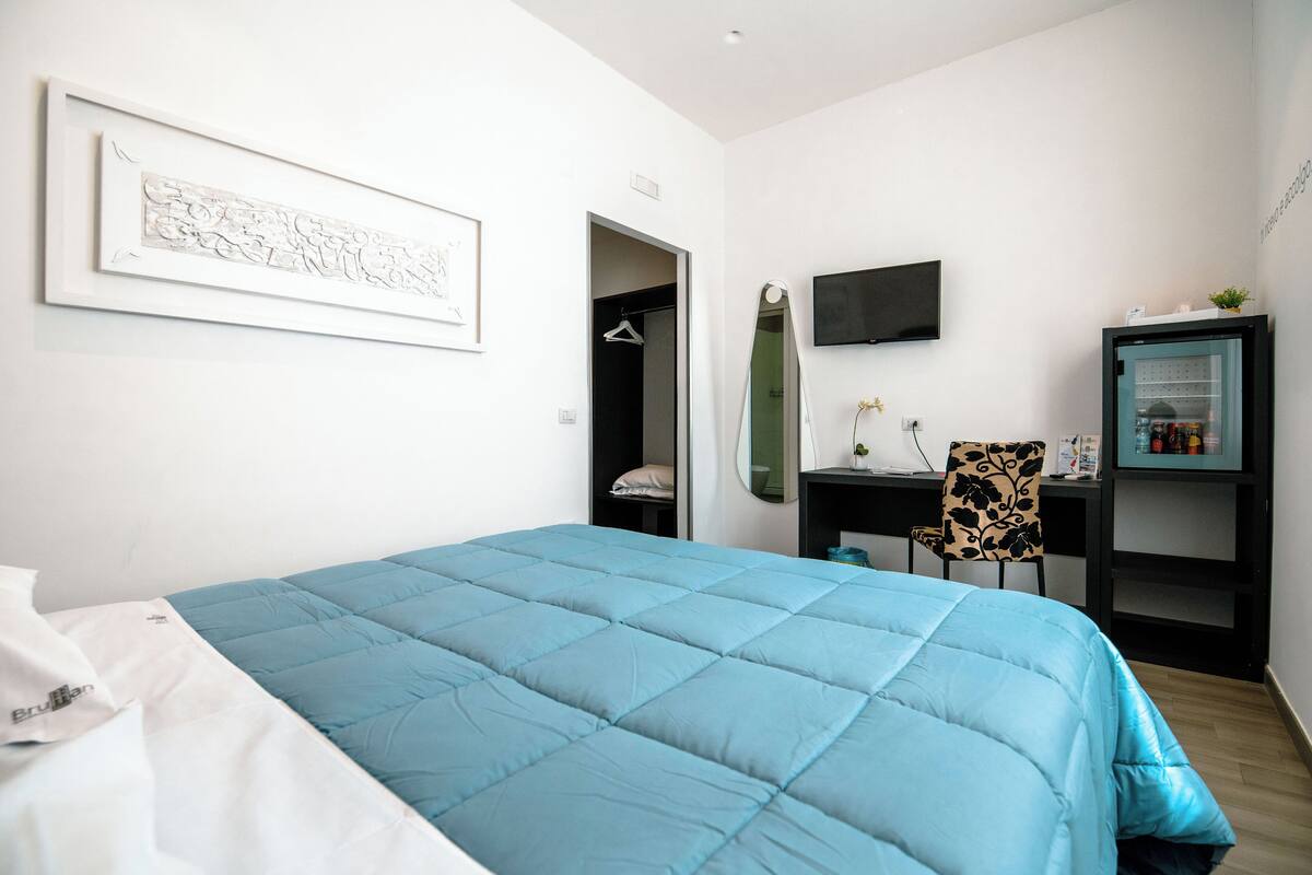 Luxe beddengoed, een minibar, een kluis op de kamer, een bureau