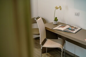 Habitación con 1 cama doble o 2 individuales | Ropa de cama de alta calidad, minibar, caja fuerte