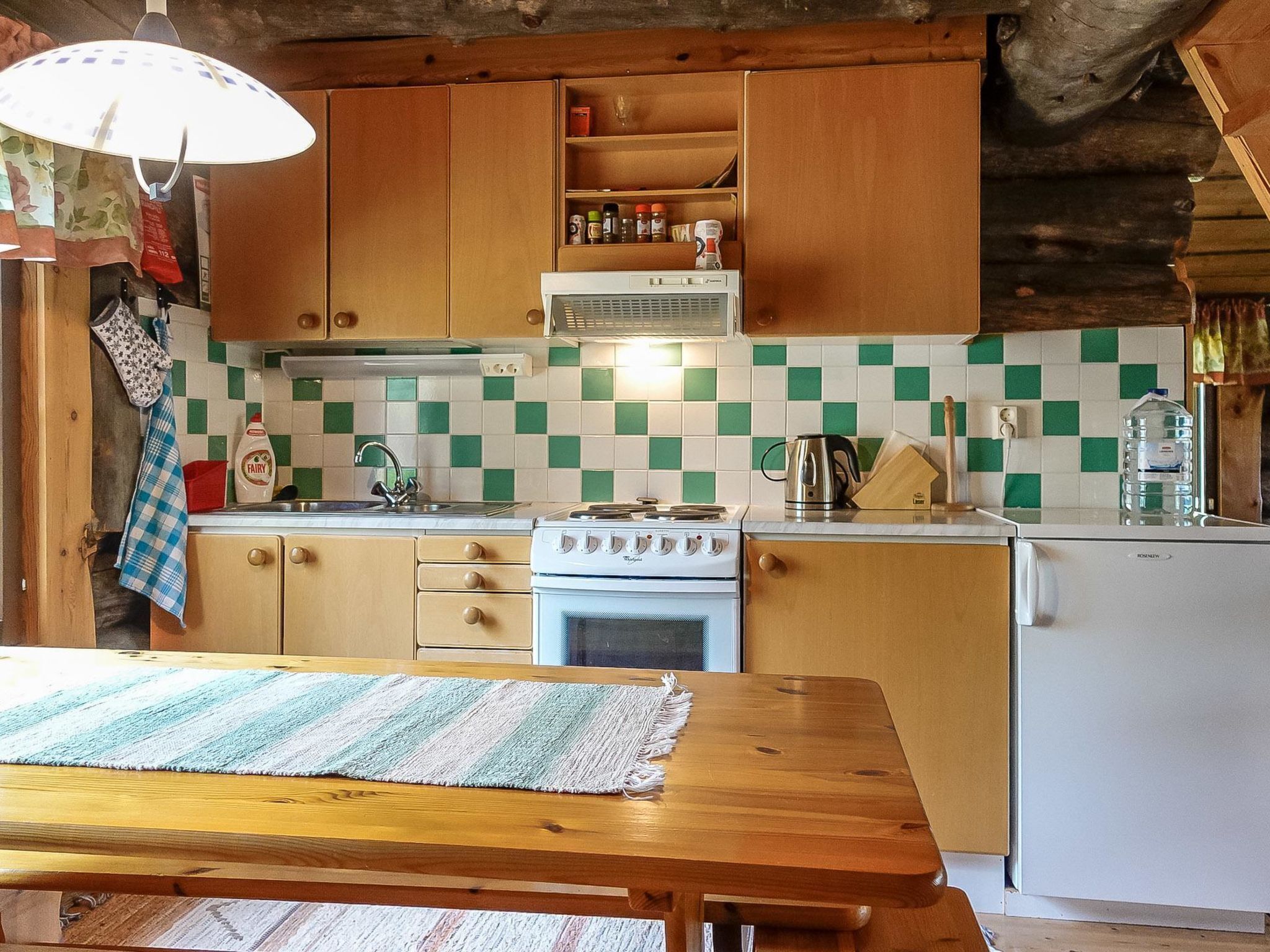 Refrigerador, microondas y utensilios de cocina 