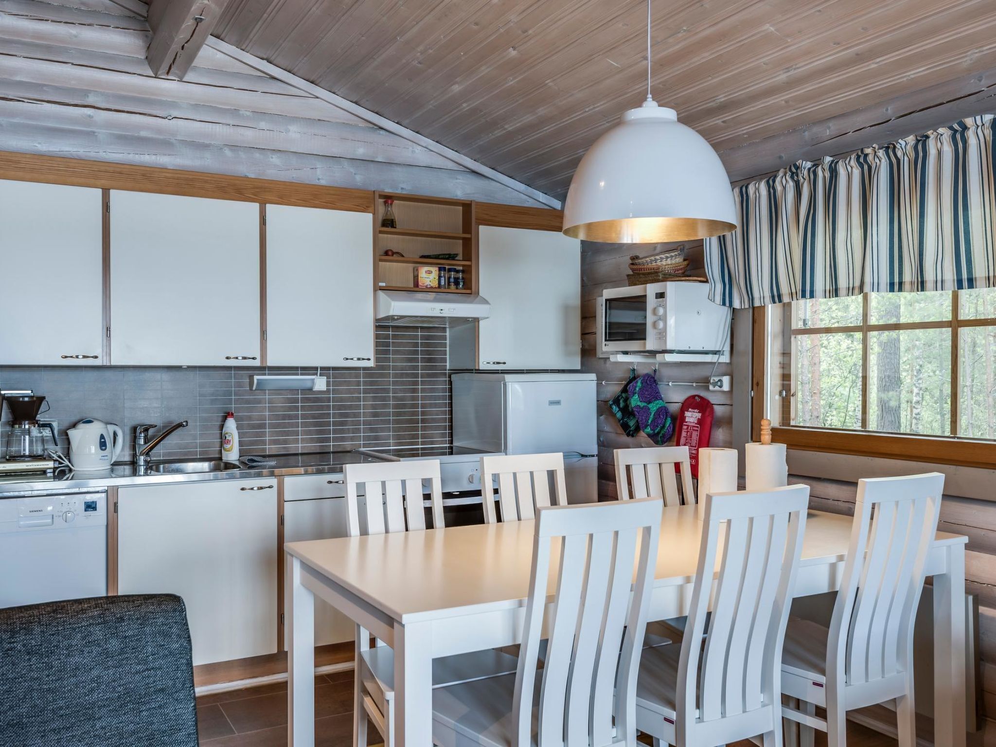 Kühlschrank, Mikrowelle, Geschirrspüler, Kochgeschirr/Geschirr/Besteck