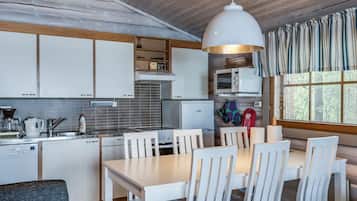 Kühlschrank, Mikrowelle, Geschirrspüler, Kochgeschirr/Geschirr/Besteck