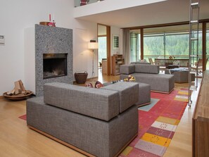 Fernseher, Kamin, DVD-Player