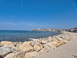 Una spiaggia nelle vicinanze