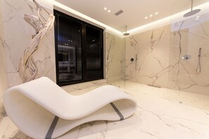 Royal-Studiosuite, Seeblick | Badezimmer | Dusche, kostenlose Toilettenartikel, Haartrockner, Hausschuhe