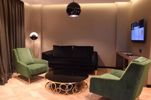 Senior Studio Suite | Living room | 40-inch LED TV with cable channels, TV - Unik Hotel (Farkë)
