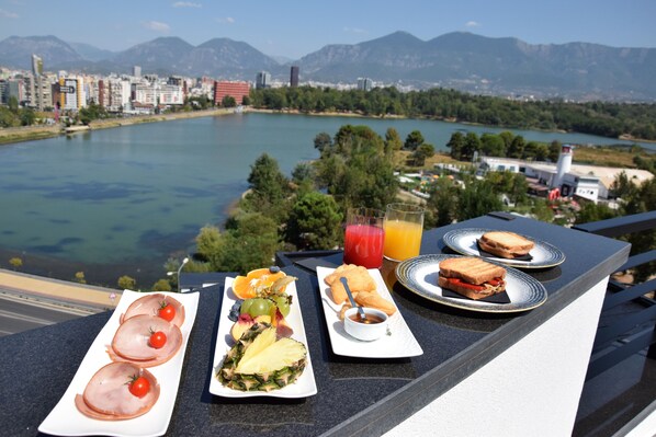 Outdoor dining - Unik Hotel (Farkë)
