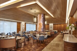 Daily full breakfast for a fee - Halepuna Waikiki by Halekulani (Honolulu)