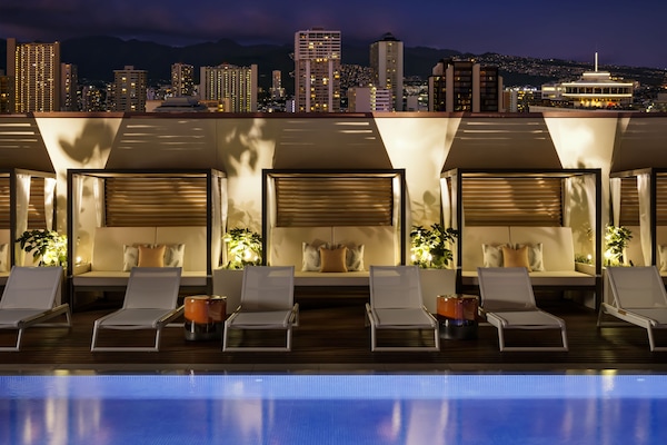 Outdoor pool, cabanas (surcharge), pool umbrellas