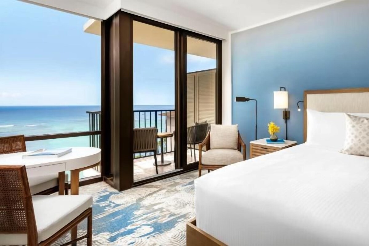 In-room safe, laptop workspace, blackout drapes, iron/ironing board