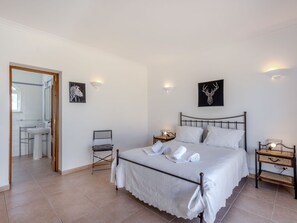 4 Schlafzimmer, Schreibtisch, Bügeleisen/Bügelbrett, WLAN