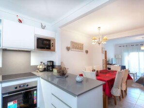 Réfrigérateur, micro-ondes, four, lave-vaisselle