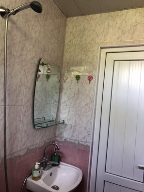 Shower, hair dryer, towels, soap - Guest House 47 (Yerevan)