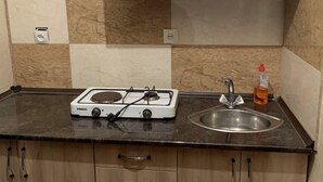 ダブルルーム 共用バスル  ーム | 共用キッチン | 冷蔵庫、電子レンジ