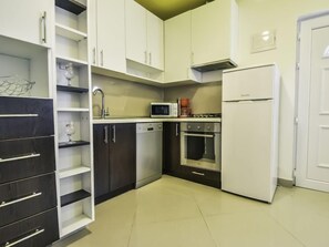 ثلاجة، فرن، غسالة أطباق، مستلزمات طهي/أطباق/أوعية