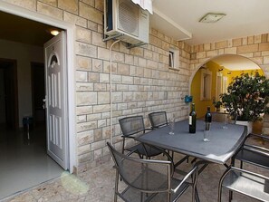 تناول الطعام بالخارج