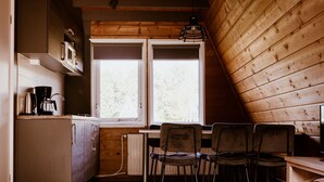 Kjøleskap, mikrobølgeovn, kjøkkenutstyr og spisebord