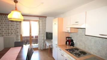 Kühlschrank, Ofen, Kochgeschirr/Geschirr/Besteck