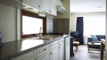 Réfrigérateur, micro-ondes, batterie de cuisine, vaisselle et ustensiles