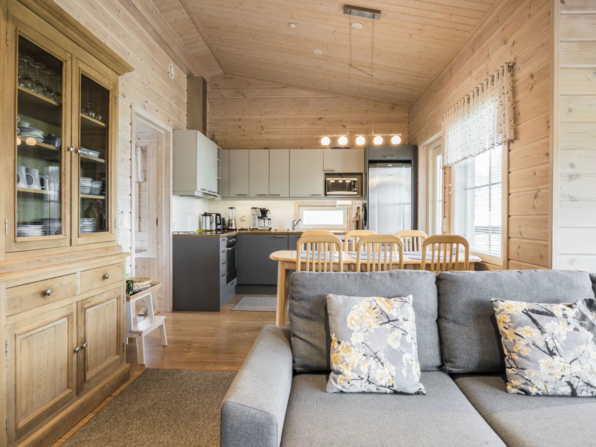 Ein gemütliches Blockhaus-Interieur mit Essbereich, Küche und Sitzgelegenheit.