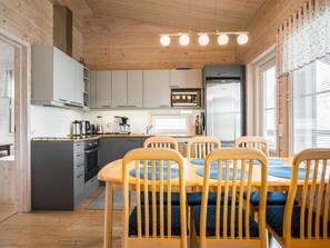 Køleskab, mikrobølgeovn, opvaskemaskine, køkkentøj/tallerkener/redskaber