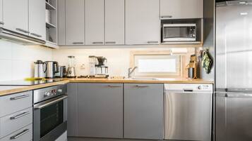 KylskÄp, mikrovÄgsugn, diskmaskin och grytor/köksredskap