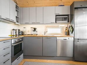 Køleskab, mikrobølgeovn, opvaskemaskine, køkkentøj/tallerkener/redskaber