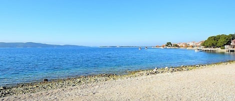 Una spiaggia nelle vicinanze