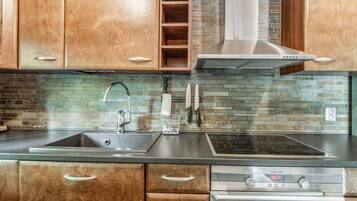 Fridge, microwave, dishwasher, cookware/dishes/utensils