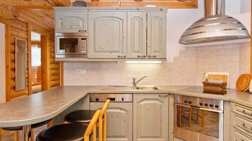 Refrigerador, microondas, lavavajillas y utensilios de cocina