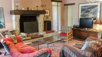 Televisie, een open haard, een dvd-speler en tafelvoetbal