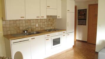 Fridge, dishwasher, cookware/dishes/utensils