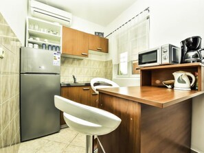 Réfrigérateur, micro-ondes, batterie de cuisine, vaisselle et ustensiles